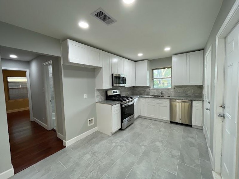 Photo 5 of 11 - 510 Eastlake St, Houston, TX 77034