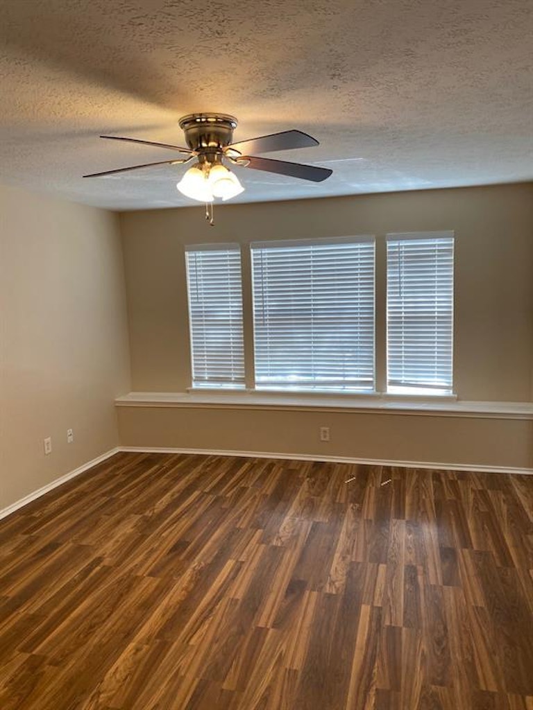 Photo 11 of 11 - 1027 Willow West Dr, Houston, TX 77073