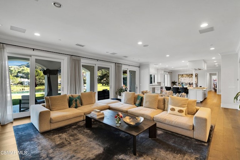 Photo 23 of 80 - 208 W Stafford Rd, Thousand Oaks, CA 91361