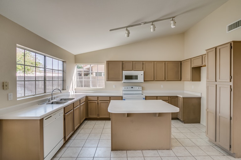 Photo 3 of 23 - 4302 E Windmere Dr, Phoenix, AZ 85048