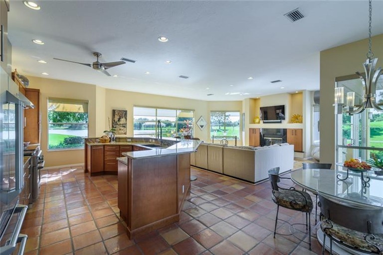 Photo 7 of 25 - 6659 Saint James Xing, University Park, FL 34201