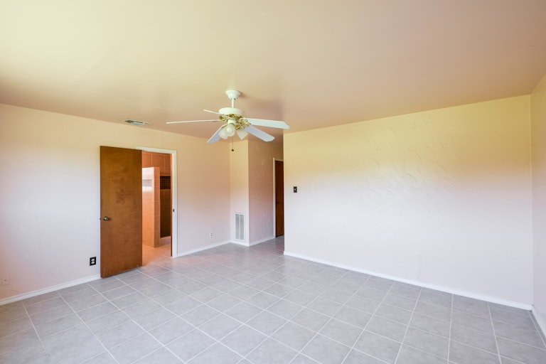 Photo 11 of 25 - 5801 Winterhaven Dr, Windcrest, TX 78239