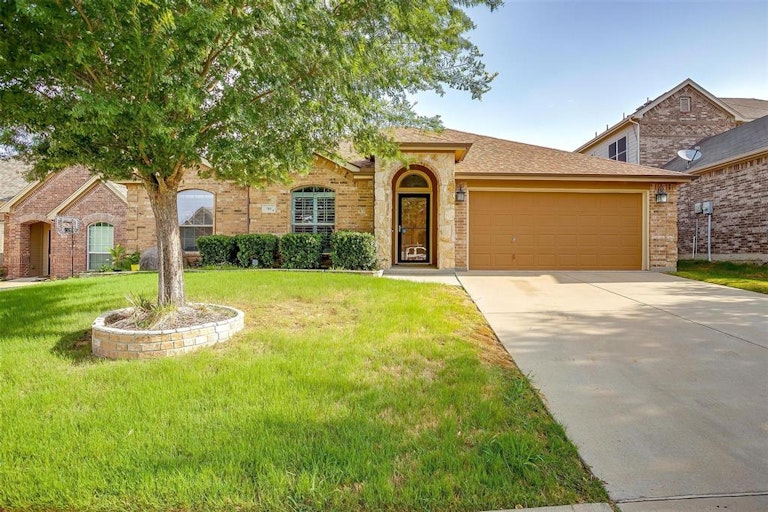 Photo 2 of 40 - 783 Peach Ln, Burleson, TX 76028