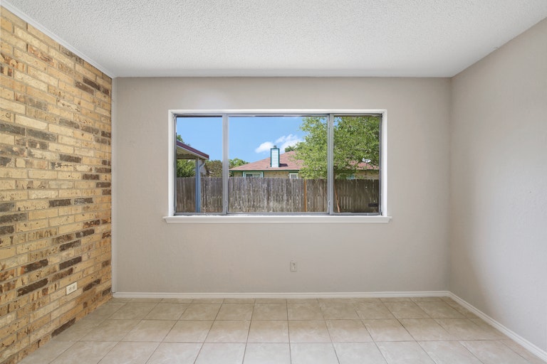 Photo 12 of 25 - 2622 Claremont Dr, Grand Prairie, TX 75052