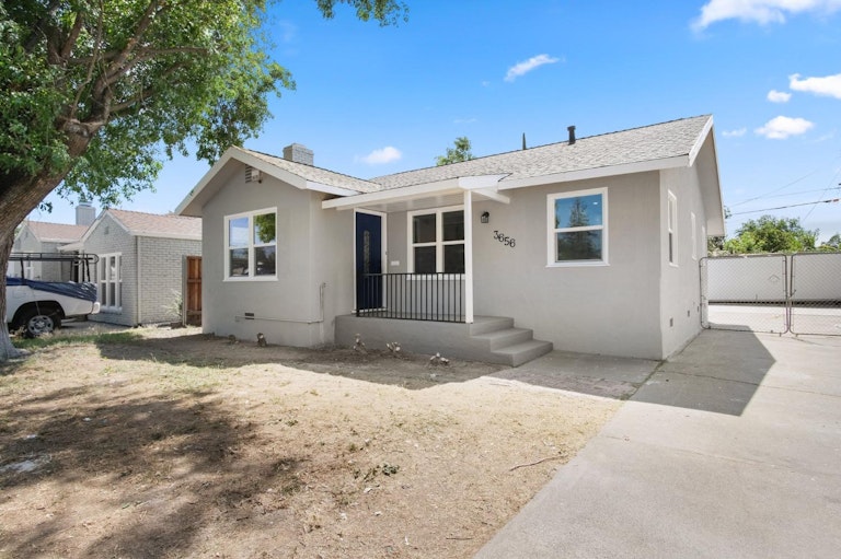 Photo 1 of 33 - 5636 Vista Ave, Sacramento, CA 95824
