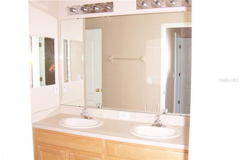 Photo 14 of 24 - 10924 Australian Pine Dr, Riverview, FL 33579