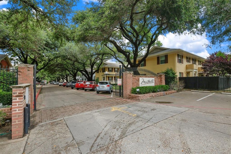 Photo 23 of 29 - 4722 Bradford Dr Unit C, Dallas, TX 75219