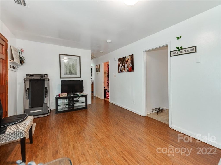 Photo 6 of 24 - 609 Fawnbrook Ln, Charlotte, NC 28217