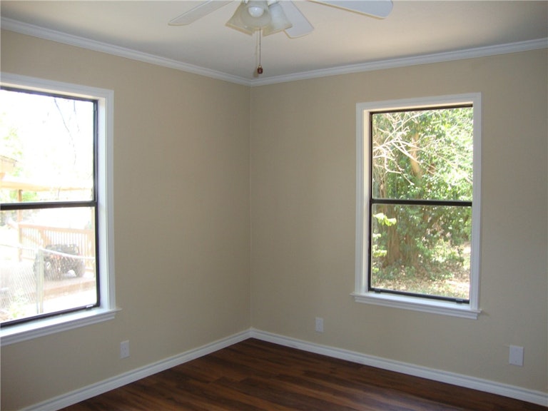 Photo 15 of 25 - 10716 Sunny Ln, Jonestown, TX 78645