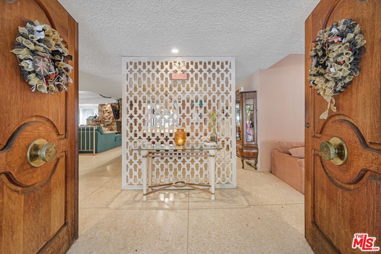 Photo 1 of 23 - 18116 Chardon Cir, Encino, CA 91316