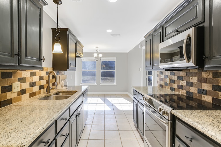 Photo 9 of 24 - 1729 Spinnaker Ln, Azle, TX 76020