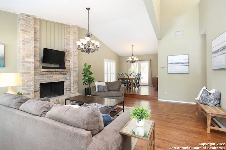 Photo 4 of 21 - 1911 Woodseer St, San Antonio, TX 78248