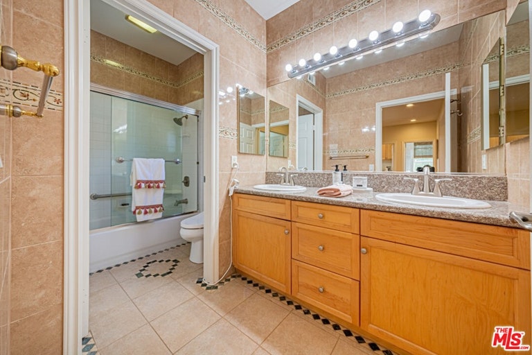 Photo 25 of 48 - 686 Milford St, Los Angeles, CA 90042