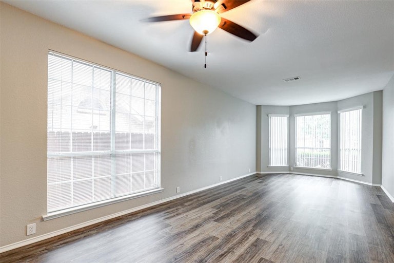 Photo 6 of 31 - 4644 Matthew Dr, Fort Worth, TX 76244