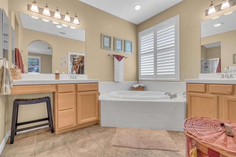 Photo 16 of 35 - 350 Westlake Dr, West Sacramento, CA 95605