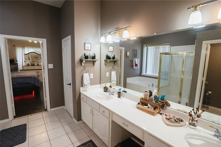 Photo 14 of 27 - 804 Ridge Crest Dr, Burleson, TX 76028