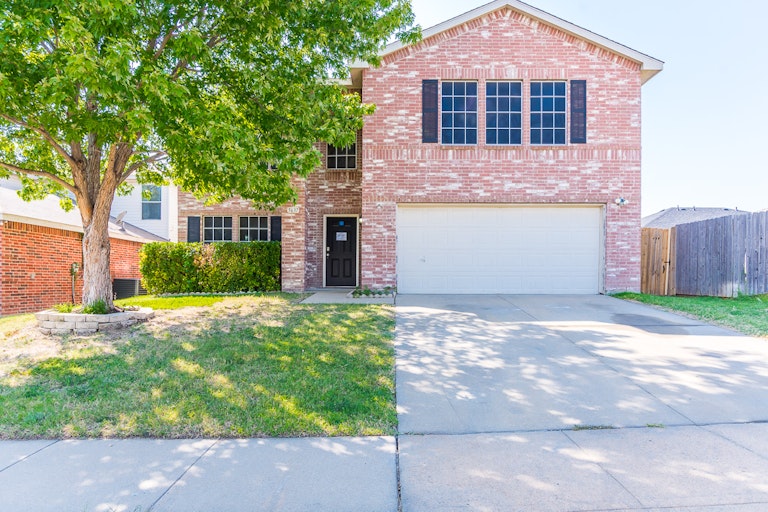 Photo 1 of 38 - 5637 Ainsdale Dr, Fort Worth, TX 76135