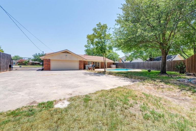 Photo 40 of 40 - 312 Greenbriar Ln, Colleyville, TX 76034