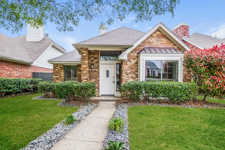 Photo 1 of 25 - 2253 Meadowstone Dr, Carrollton, TX 75006
