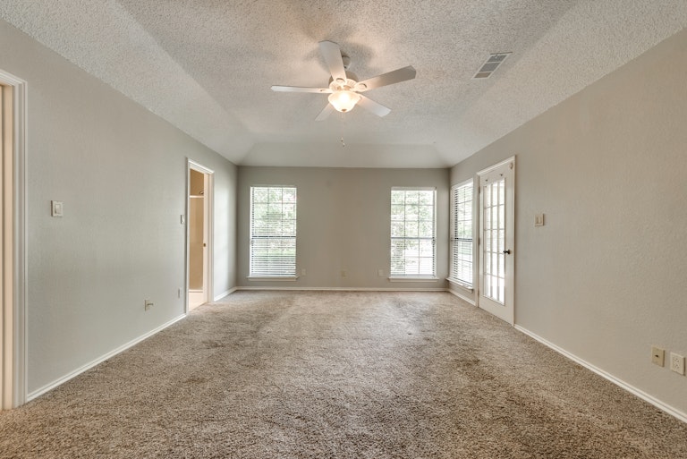 Photo 14 of 26 - 3615 Dalton Dr, Corinth, TX 76208