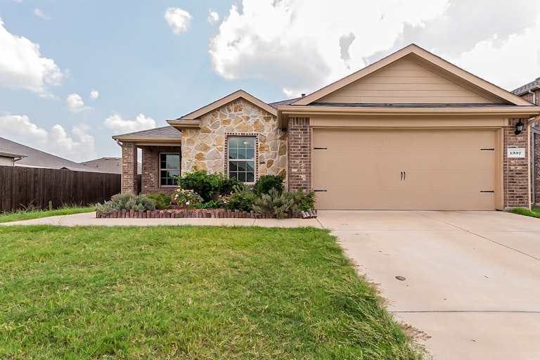 Photo 1 of 25 - 1307 Bent Grass Dr, Princeton, TX 75407
