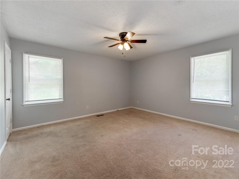 Photo 17 of 38 - 2654 Castle Hill Rd, Gastonia, NC 28052