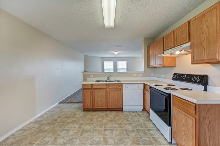 Photo 2 of 22 - 4901 Parkview Hills Ln, Fort Worth, TX 76179