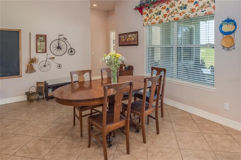 Photo 13 of 33 - 5851 Effie Dr, Apopka, FL 32712