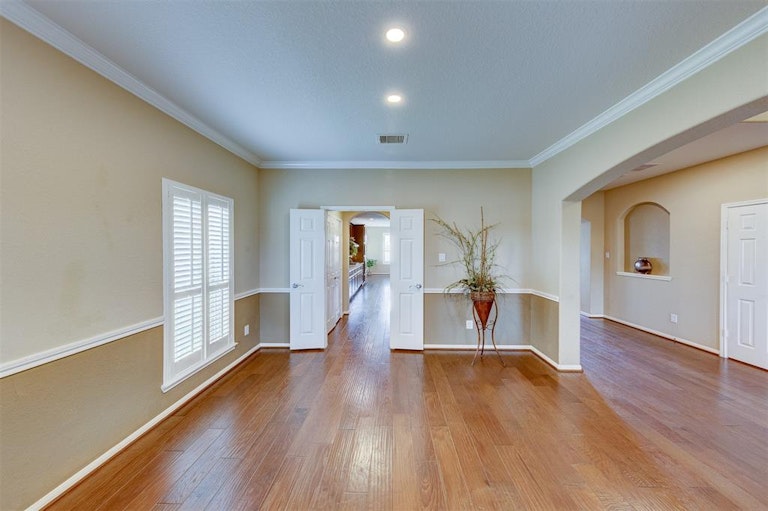 Photo 5 of 50 - 2240 Lakeway Dr, Friendswood, TX 77546
