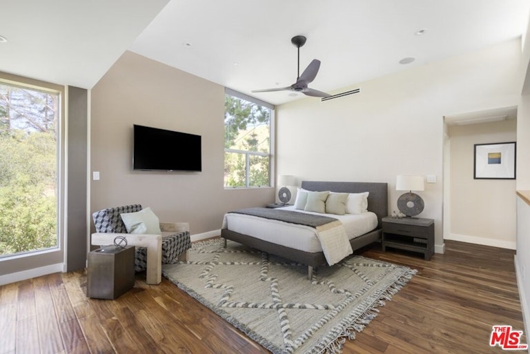 Photo 31 of 51 - 5611 Park Oak Pl, Los Angeles, CA 90068