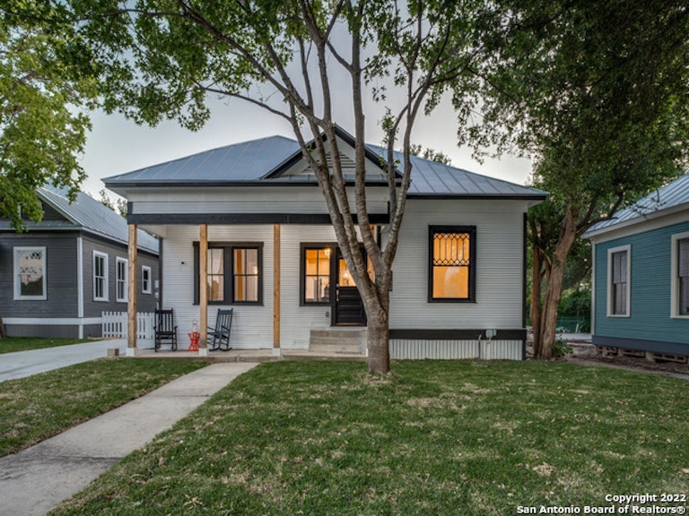 Photo 5 of 32 - 1139 S Saint Marys St, San Antonio, TX 78210