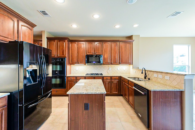 Photo 4 of 27 - 2612 Powderhorn Dr, Little Elm, TX 75068