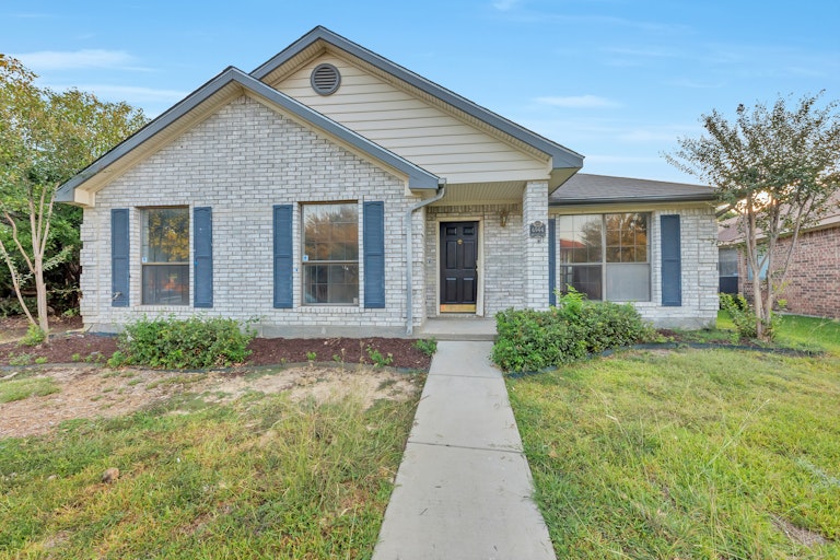 Photo 1 of 24 - 6944 Bentley Ave, Fort Worth, TX 76137