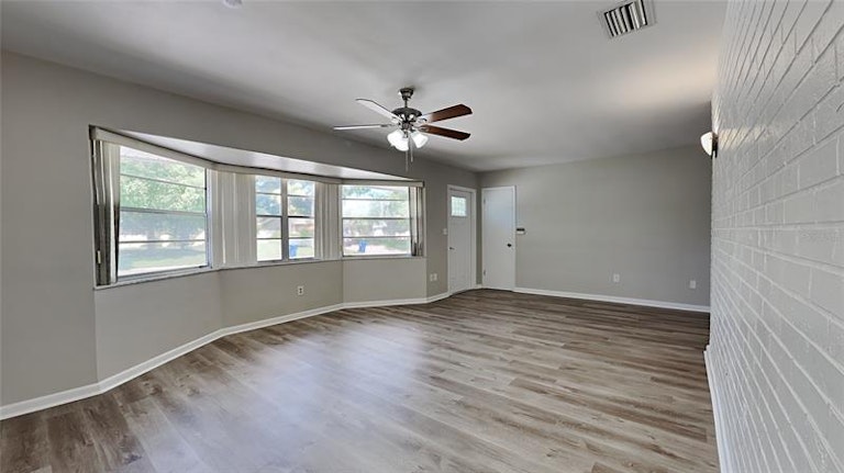 Photo 3 of 21 - 6388 20th St N, Saint Petersburg, FL 33702