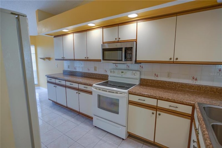 Photo 8 of 39 - 11007 Kenbrook Dr, Riverview, FL 33578