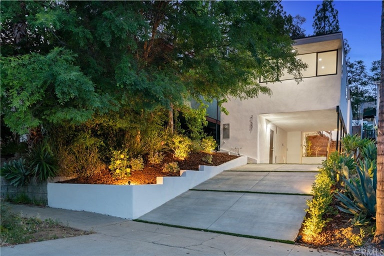Photo 16 of 19 - 21501 Dumetz Rd, Woodland Hills, CA 91364