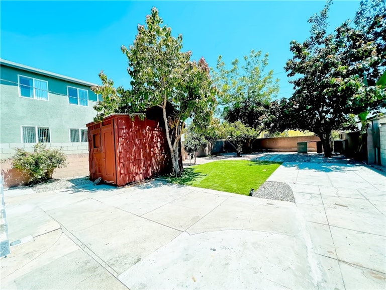 Photo 19 of 25 - 228 W 52nd St, Los Angeles, CA 90037