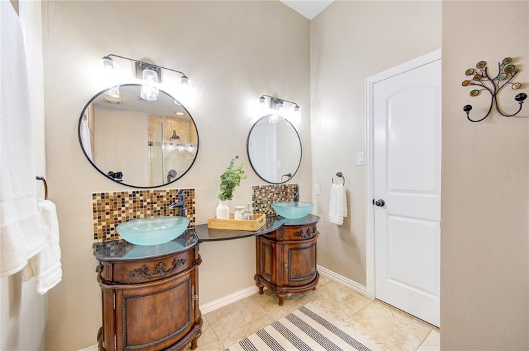 Photo 23 of 32 - 14118 Barryknoll Ln, Houston, TX 77079