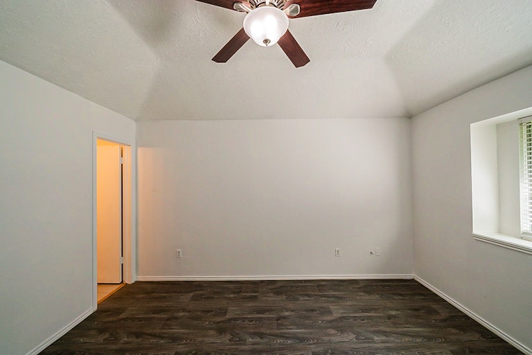 Photo 19 of 28 - 26 Parkbriar Cir, Baytown, TX 77521
