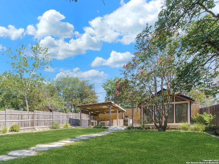 Photo 30 of 39 - 347 E Huisache Ave, San Antonio, TX 78212