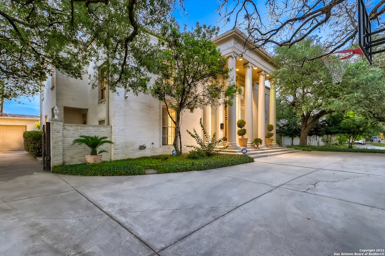 Photo 4 of 38 - 7614 Woodhaven St, San Antonio, TX 78209