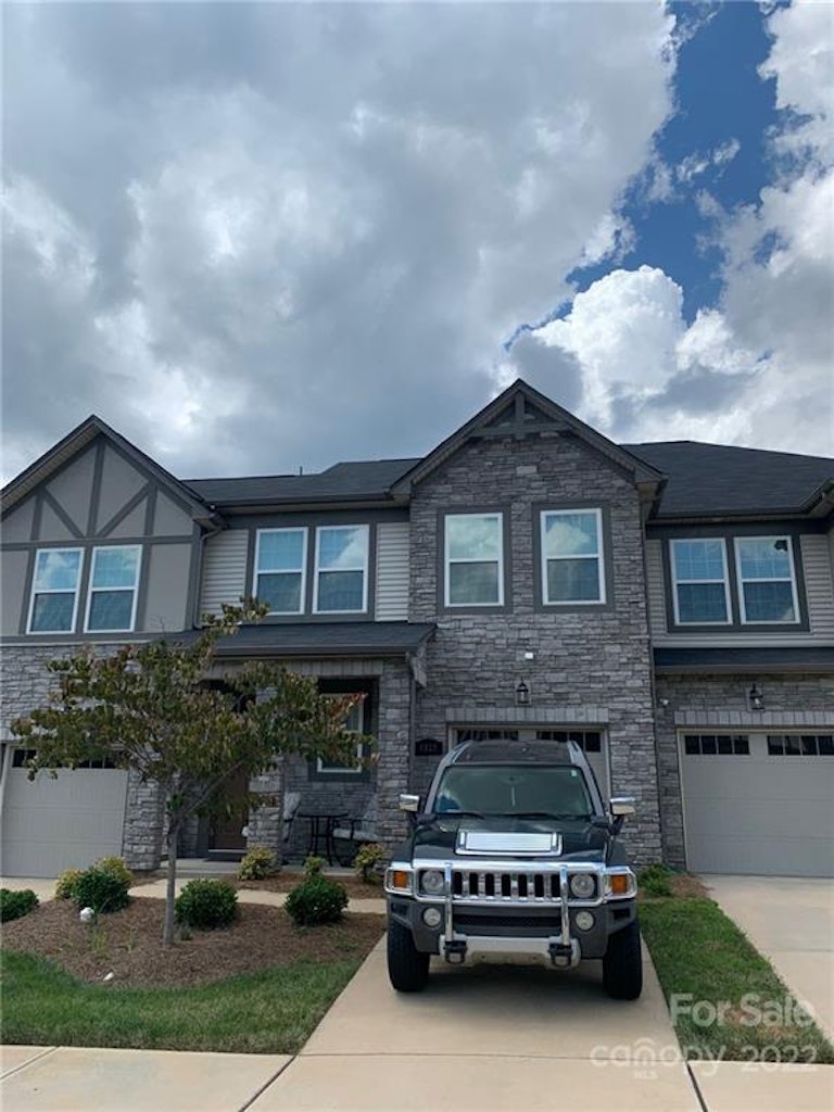 Photo 2 of 11 - 9320 Glenburn Ln, Charlotte, NC 28278