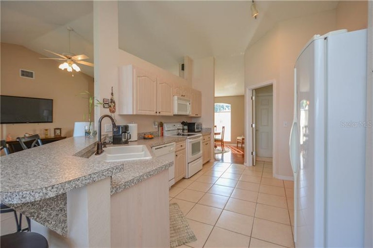 Photo 15 of 25 - 5858 Breakwater Dr, Winter Haven, FL 33884