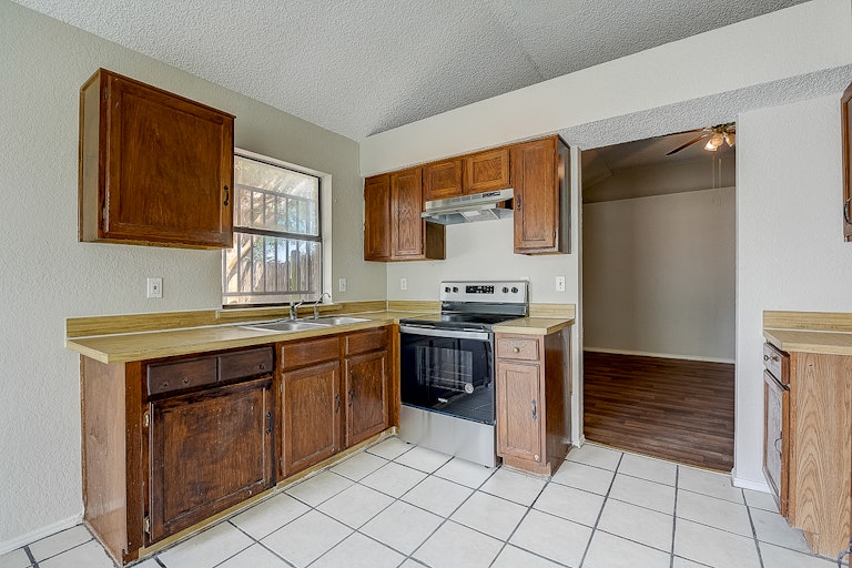Photo 4 of 36 - 10503 Leroy Ct, Dallas, TX 75217