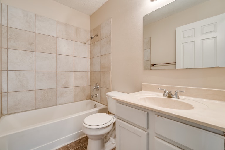 Photo 14 of 18 - 9439 Valley Moss, San Antonio, TX 78250