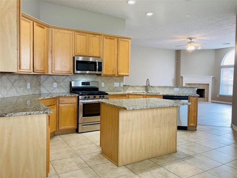 Photo 3 of 15 - 18215 Linden Forest Ln, Katy, TX 77449