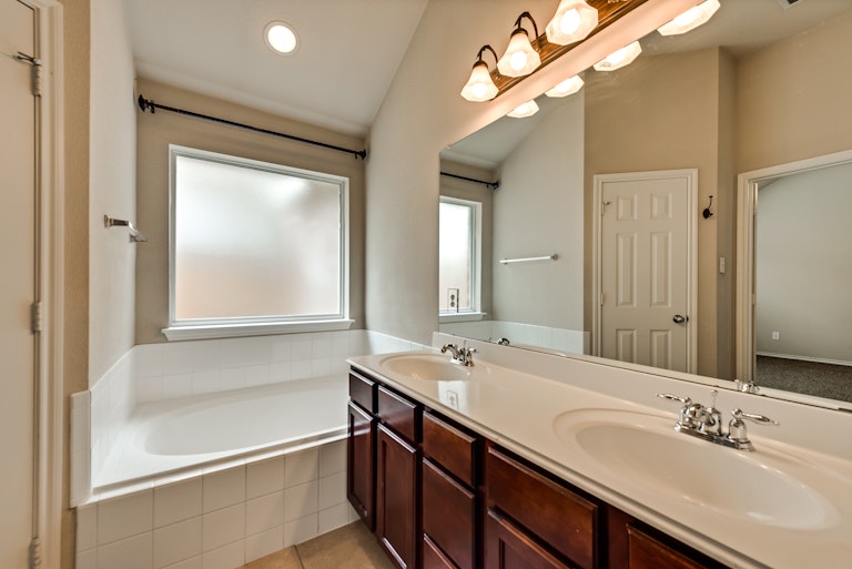 Photo 17 of 26 - 8961 Riscky Trl, Fort Worth, TX 76244
