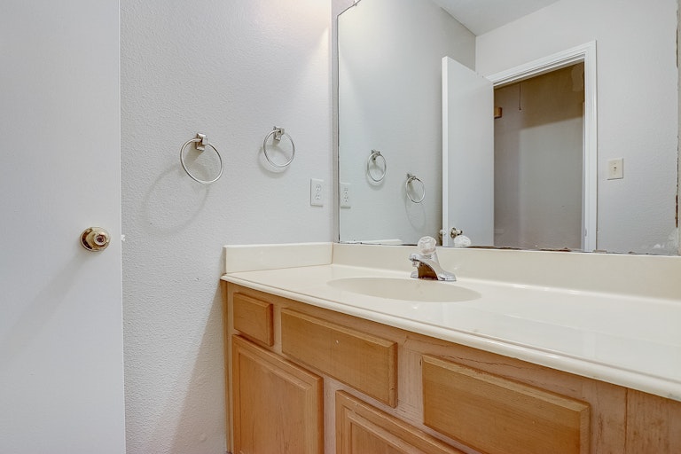 Photo 13 of 22 - 6814 Barrett Dr, Dallas, TX 75217