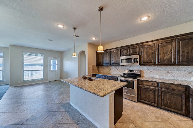 Photo 2 of 28 - 4701 Red Gate Cir, Keller, TX 76244