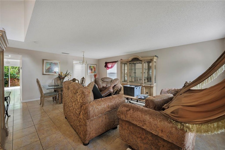 Photo 5 of 34 - 1975 Alambra Cir, Apopka, FL 32703
